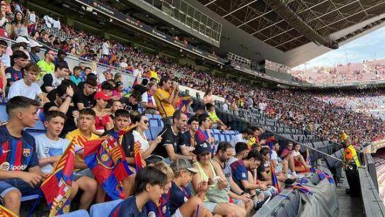 巴萨为莱万举办加盟亮相仪式 超5万球迷入场